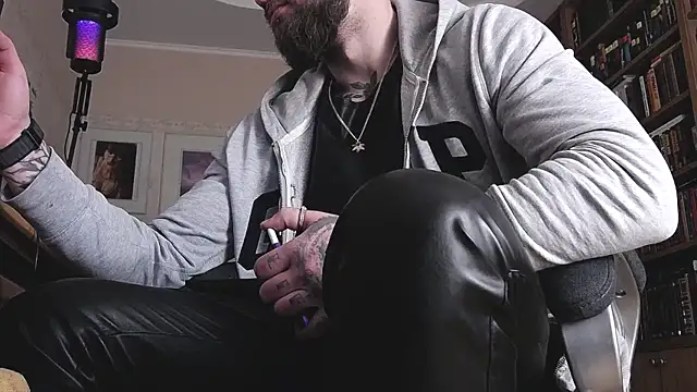 Snapshot of FindomJason chatting on March 19, 8:40 am FindomJason online show from March 19, 8:40 am
