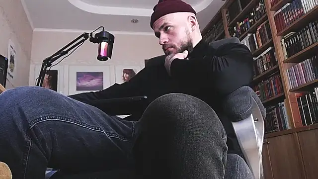 Snapshot of FindomJason chatting on April 10, 6:18 am FindomJason online show from April 10, 6:18 am
