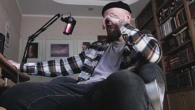 Snapshot of FindomJason chatting on April 11, 6:07 am FindomJason online show from April 11, 6:07 am