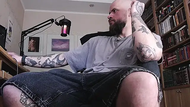 Snapshot of FindomJason chatting on April 14, 7:03 am FindomJason online show from April 14, 7:03 am