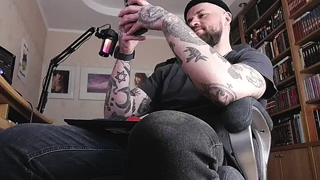 Snapshot of FindomJason chatting on April 16, 6:47 am FindomJason online show from April 16, 6:47 am