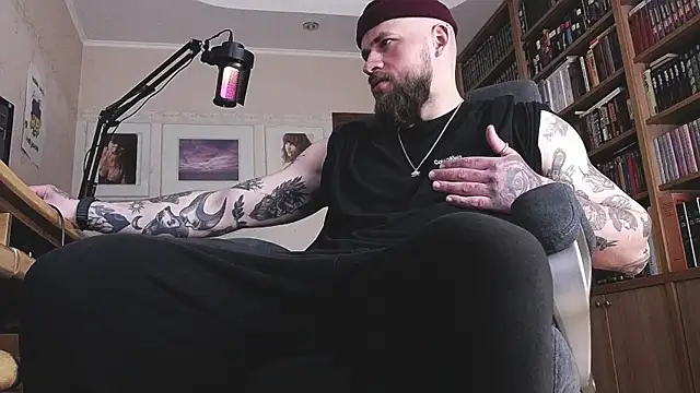 Snapshot of FindomJason chatting on April 18, 7:01 am FindomJason online show from April 18, 7:01 am