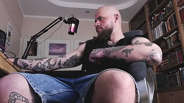 Snapshot of FindomJason chatting on May 7, 11:48 am FindomJason online show from May 7, 11:48 am