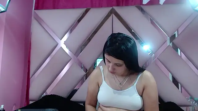 Snapshot of nathaly_low1 chatting on December 4, 10:02 am nathaly low1 online show from December 4, 10:02 am