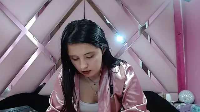 Snapshot of nathaly_low1 chatting on December 12, 7:30 am nathaly low1 online show from December 12, 7:30 am