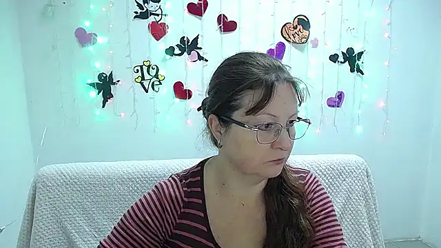 VanessaHotts online show from February 19, 6:00 am