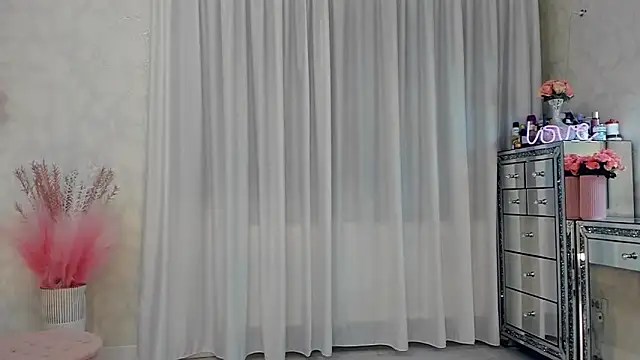 Snapshot of SeductiveButterfly chatting on April 29, 9:21 pm SeductiveButterfly online show from April 29, 9:21 pm