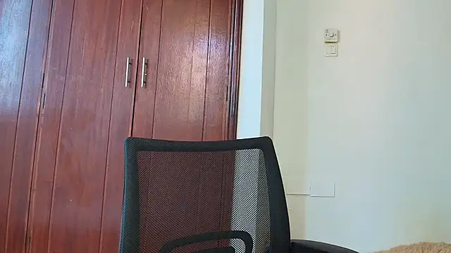 Snapshot of queen_heather chatting on March 8, 12:09 pm queen heather online show from March 8, 12:09 pm