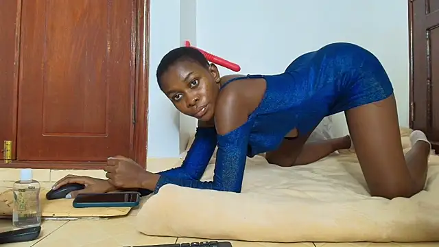 Snapshot of queen_heather chatting on March 18, 9:51 pm queen heather online show from March 18, 9:51 pm