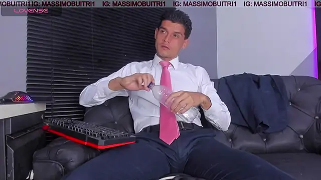 Snapshot of massimo_g chatting on April 13, 12:49 am massimo g online show from April 13, 12:49 am