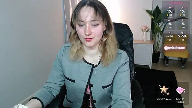 Crystal-dreamt online show from May 2, 9:03 am