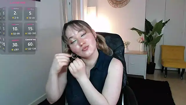 Crystal-dreamt online show from May 31, 9:27 am