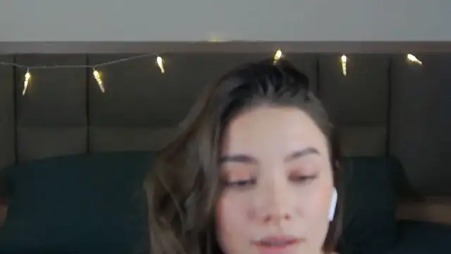 sinthiaroze online show from February 28, 7:35 pm