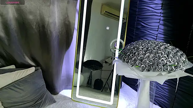 Snapshot of moniqque chatting on February 13, 11:50 am moniqque online show from February 13, 11:50 am