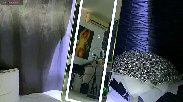 Snapshot of moniqque chatting on March 20, 11:38 am moniqque online show from March 20, 11:38 am