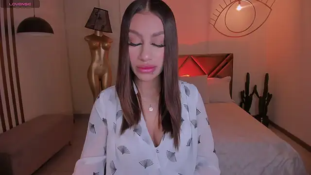 DannaCruz online show from December 16, 7:00 pm