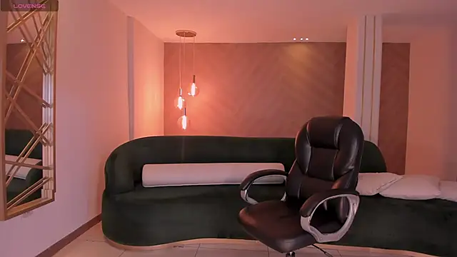 Snapshot of BiancaPierce chatting on February 19, 11:06 am BiancaPierce online show from February 19, 11:06 am