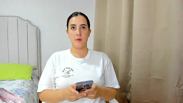 Snapshot of Hanna86 chatting on October 30, 12:34 am Hanna86 online show from October 30, 12:34 am