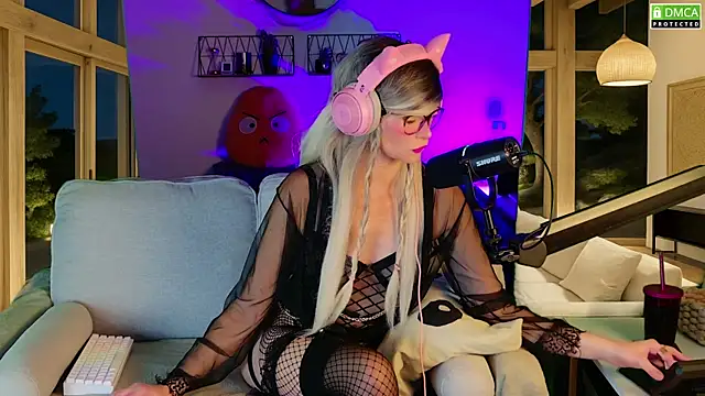 Snapshot of Kittychatte chatting on November 4, 5:45 pm Kittychatte online show from November 4, 5:45 pm