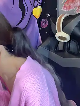 LaPetitechienne1 online show from December 22, 1:33 pm