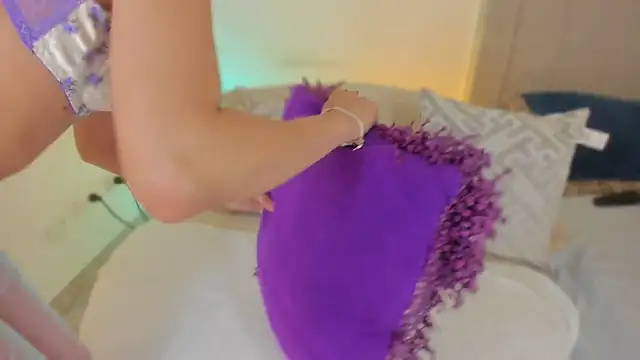 luisah  online show from April 25, 9:01 pm