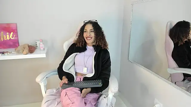 Snapshot of StefanyMiler chatting on January 10, 9:23 am StefanyMiler online show from January 10, 9:23 am