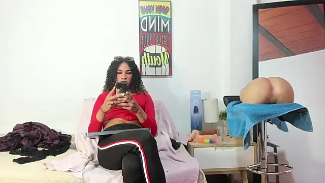 Snapshot of StefanyMiler chatting on December 4, 6:27 pm StefanyMiler online show from December 4, 6:27 pm