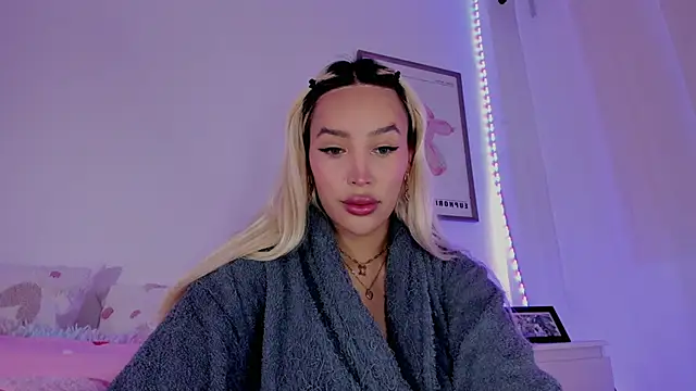 Snapshot of _viioletweekend_ chatting on March 14, 3:47 pm viioletweekend online show from March 14, 3:47 pm