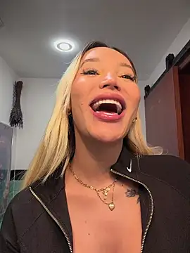 Snapshot of _viioletweekend_ chatting on November 25, 6:08 pm viioletweekend online show from November 25, 6:08 pm