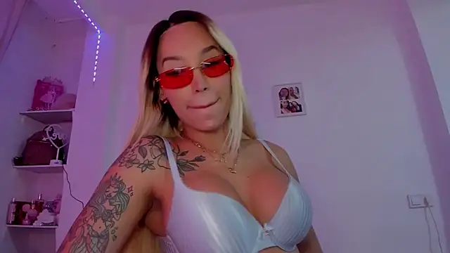 Snapshot of _viioletweekend_ chatting on November 28, 8:44 pm viioletweekend online show from November 28, 8:44 pm