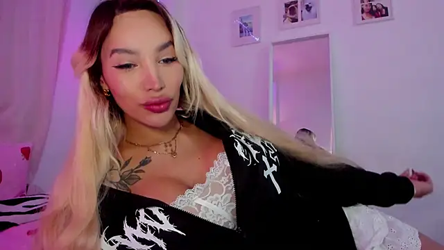 Snapshot of _viioletweekend_ chatting on December 4, 11:24 pm viioletweekend online show from December 4, 11:24 pm