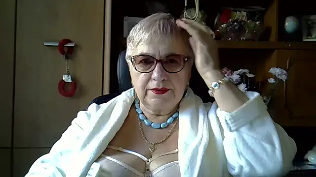 Snapshot of SweetCherry27 chatting on October 5, 5:28 am SweetCherry27 online show from October 5, 5:28 am