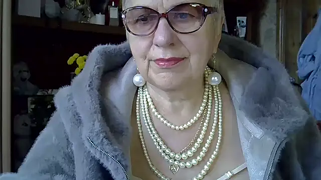 Snapshot of SweetCherry27 chatting on October 19, 6:03 am SweetCherry27 online show from October 19, 6:03 am