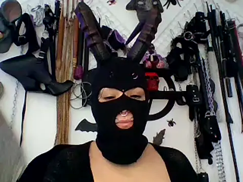 Snapshot of FeticheMacabre chatting on April 6, 3:35 pm FeticheMacabre online show from April 6, 3:35 pm