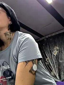 Snapshot of KikiXRed chatting on November 20, 8:25 am KikiXRed online show from November 20, 8:25 am