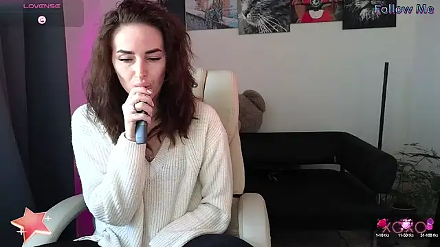 Snapshot of xx_adrihanna_xx chatting on February 19, 9:06 am xx adrihanna xx online show from February 19, 9:06 am