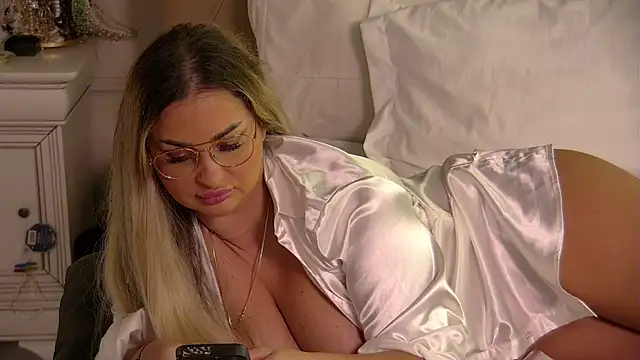 Denisse Perry online show from February 15, 10:17 pm