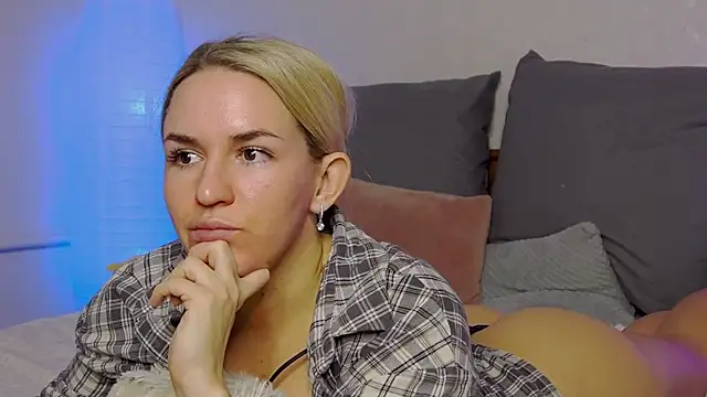 SofiJames online show from December 29, 8:55 am