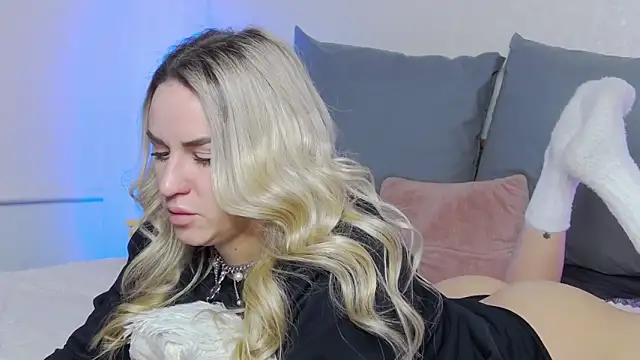 SofiJames online show from March 6, 6:19 am