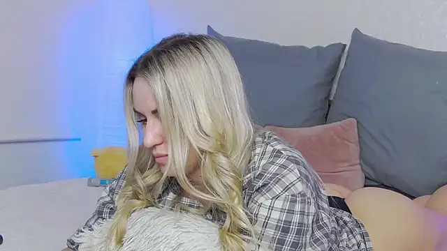 SofiJames online show from March 11, 6:32 am