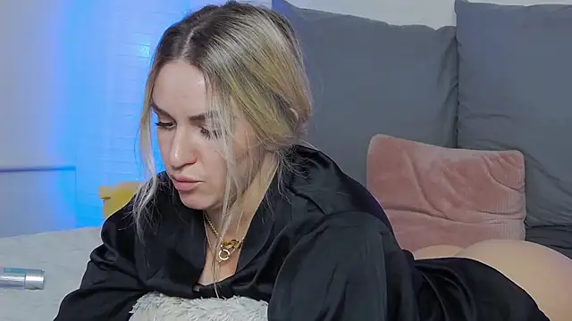 SofiJames online show from March 17, 9:01 am