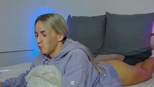 SofiJames online show from October 2, 7:15 am