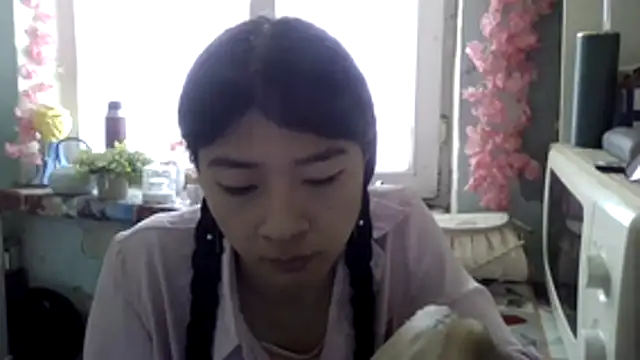 Snapshot of CarlyJoy chatting on April 6, 9:43 am CarlyJoy online show from April 6, 9:43 am