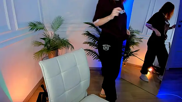 Snapshot of Mira__Blush chatting on November 16, 8:47 pm Mira Blush online show from November 16, 8:47 pm