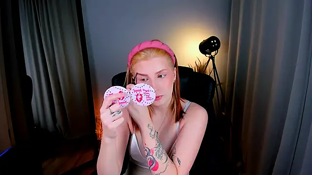 Snapshot of Mira__Blush chatting on November 23, 9:03 pm Mira Blush online show from November 23, 9:03 pm