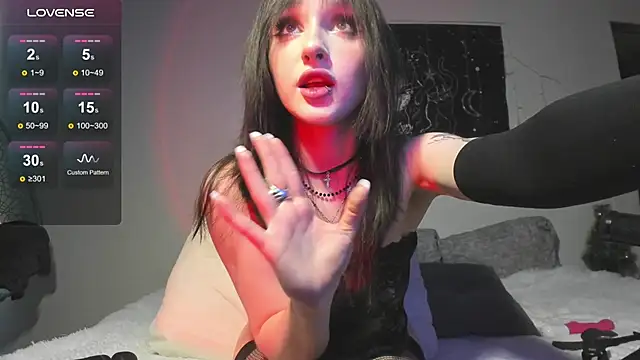 Snapshot of JuliaVangg_19 chatting on April 14, 2:28 am JuliaVangg 19 online show from April 14, 2:28 am