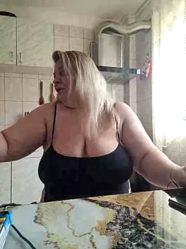Snapshot of AriannaMilf chatting on April 1, 9:21 am AriannaMilf online show from April 1, 9:21 am