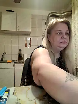Snapshot of AriannaMilf chatting on April 21, 3:02 am AriannaMilf online show from April 21, 3:02 am