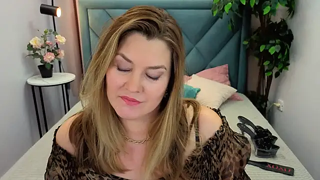 Adele Russo online show from November 18, 4:33 pm