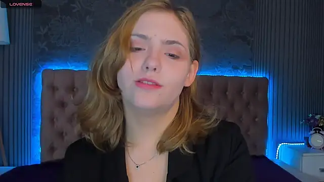 Snapshot of DellaRowe chatting on November 18, 6:18 am DellaRowe online show from November 18, 6:18 am